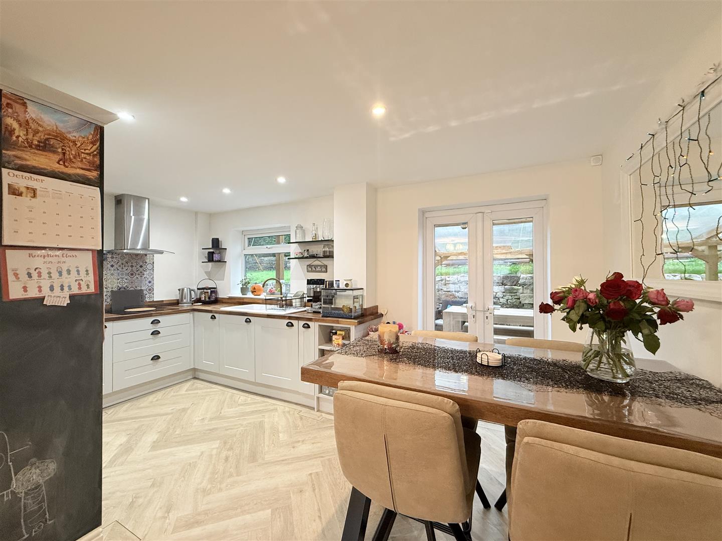 4 bed house - semi-detached in Dale Avenue, Mossley, Ashton-Under-Lyne – photo 3